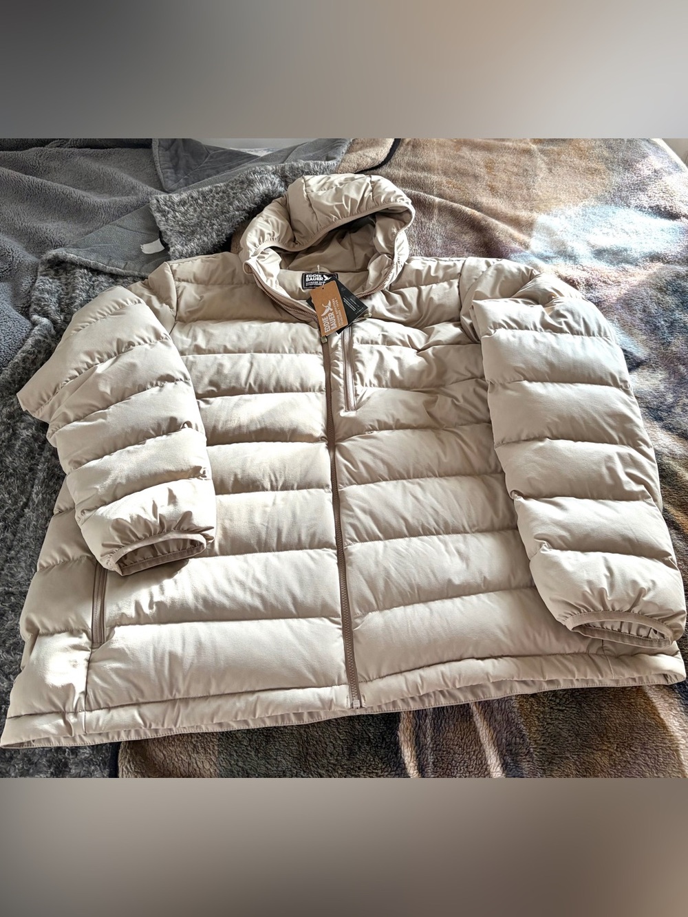 NWT Eddie Bauer Hooded Puffer Jacket in Light Beige 80% down. Fall and Winter.